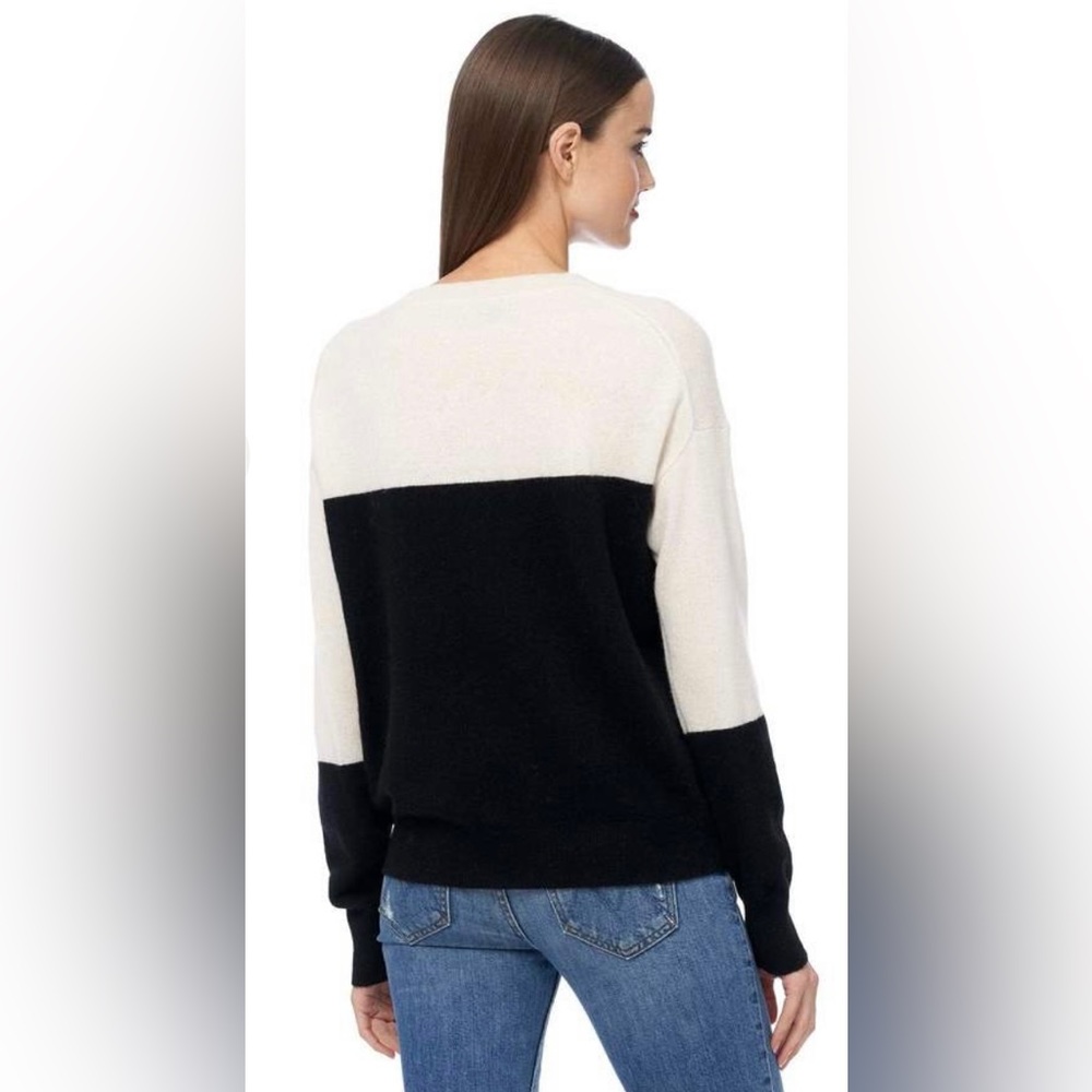 "Aprs ski"
100% cashmere
Dry clean only
Knit fabric
Manufacturer Style No. 43170 - Picture 3 of 7